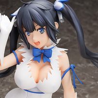 Is It Wrong to Try to Pick Up This Giant Hestia Figure?