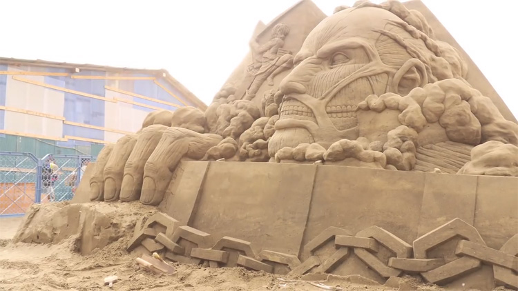 Time Lapse Video Shows Making of Attack on Titan Sand Sculpture