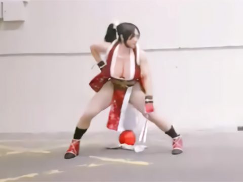 Male Cosplayer Performs Mai Shiranui Moves in Costume