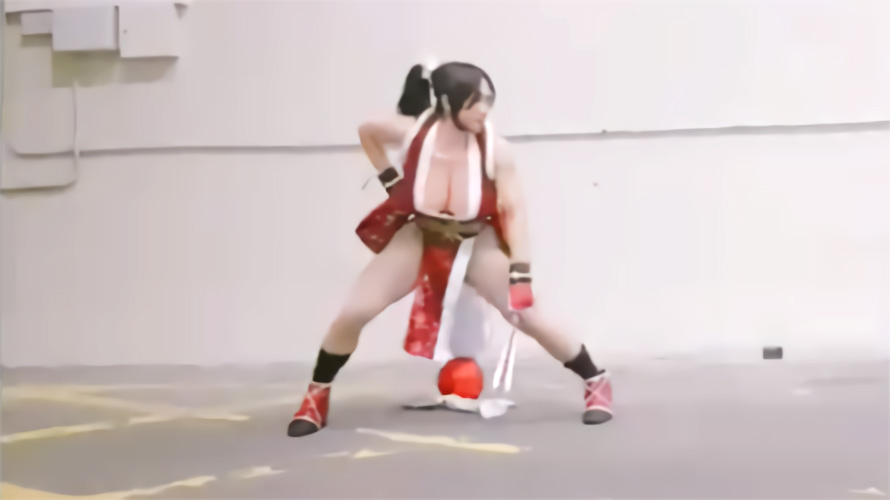 Male Cosplayer Performs Mai Shiranui Moves in Costume