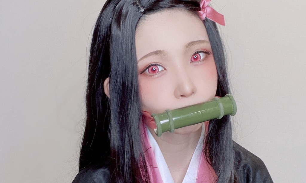 Japan’s Top Cosplayer Pulls Off Perfect Nezuko with Items from Home