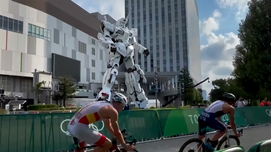 giant gundam statue