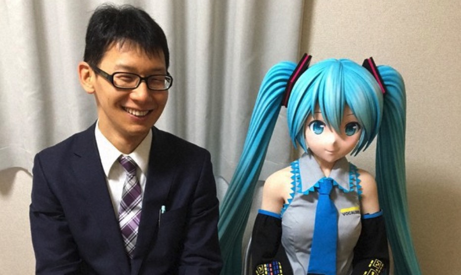 Man Who Wed Hatsune Miku Starts Association of Fictosexuality