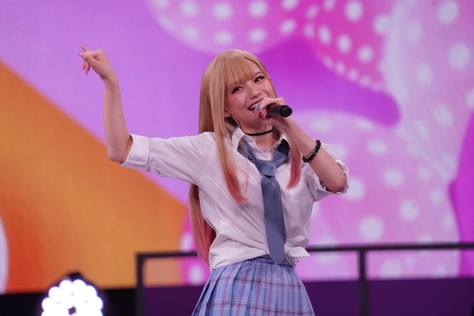 My Dress-Up Darling ED Singer Akari Akase Cosplays as Marin in Stage Debut