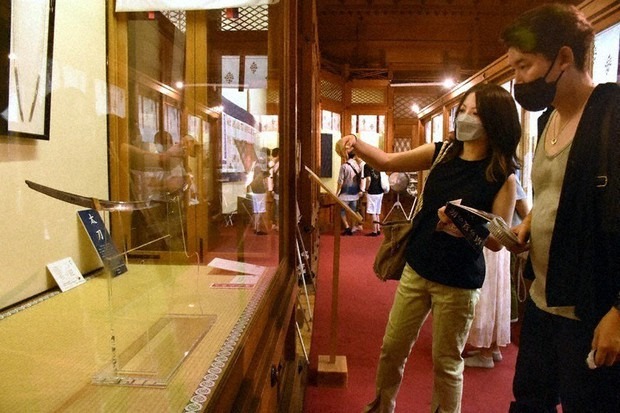 Swords Tied to Bishonen Franchise Touken Ranbu on Display in Kyoto