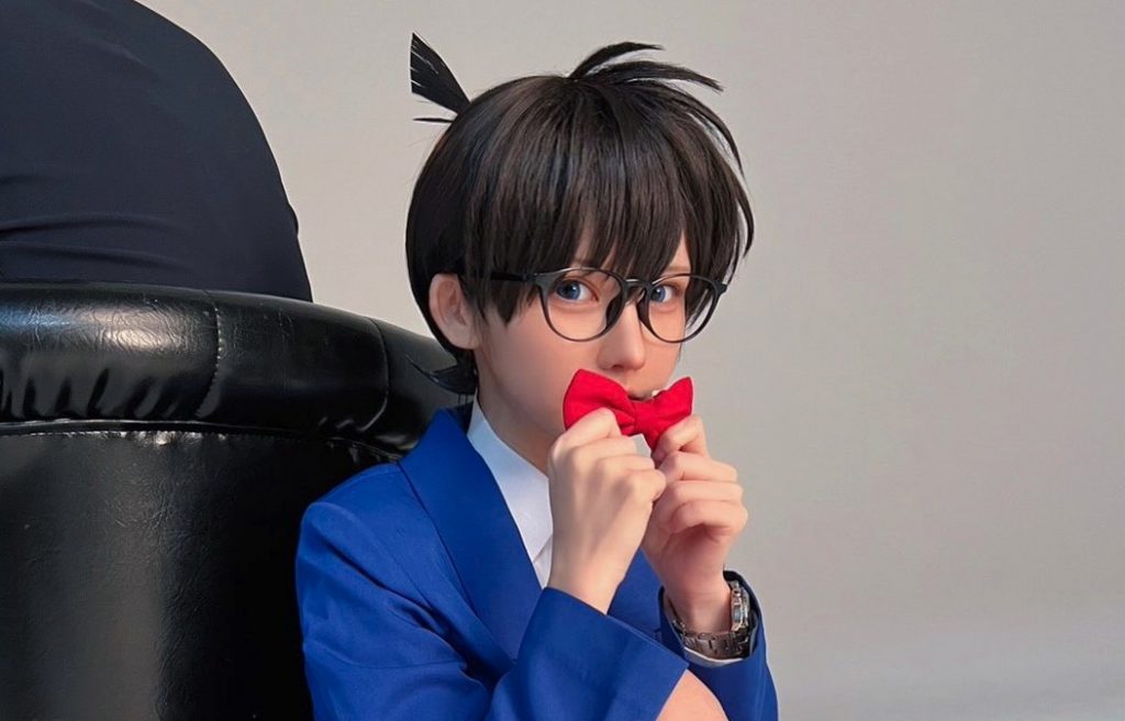 Enako Cosplays as Detective Conan to Promote New Anime Film
